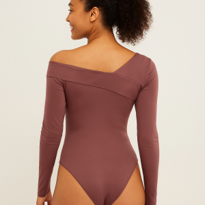 body manga larga con escote asimétrico