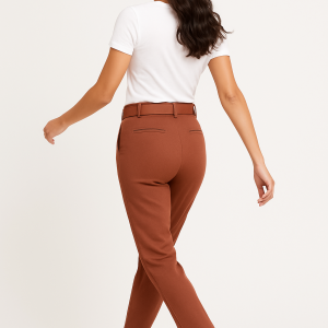 pantalón entallado con cinturón