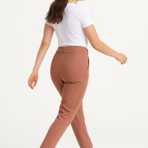 pantalón entallado con cinturón incorporado